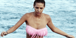 Το τατουάζ στα οπίσθια της Σάσας Μπάστα που «τρέλανε» την παραλία [εικόνες]