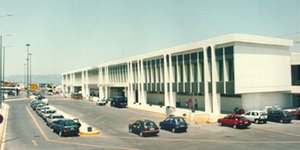 Καθαρίστριες έπεσαν από σταθμευμένο αεροπλάνο στο Ηράκλειο όταν το καθάριζαν