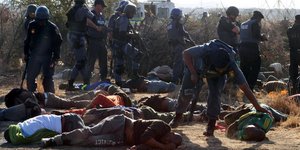 Σε νόμιμη άμυνα οι αστυνομικοί που σκότωσαν 34 διαδηλωτές στην Νότιο Αφρική