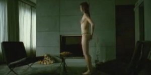 Απίστευτο: Σπάει καρύδια με τα οπίσθιά της [βίντεο]