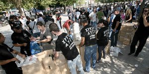 Guardian: Η ακροδεξιά Χρυσή Αυγή δίνει τρόφιμα μόνο σε Έλληνες