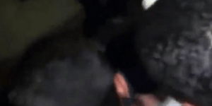 Σοκ – Ο Αμερικανός πρέσβης στα χέρια του εξαγριωμένου πλήθους στη Λιβύη [βίντεο]