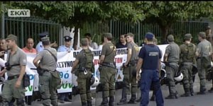 Πανό έξω από το Μαξίμου ανάρτησαν οι ένστολοι ενώ ο Σαμαράς συναντούσε τον Φούχτ