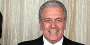 Προσπαθεί ο Αβραμόπουλος να κρυφτεί και η χαρά δεν τον αφήνει [εικόνα]