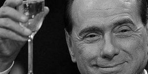 Ο Σίλβιο Μπερλουσκόνι σε νεαρή ηλικία με ένα μικρόφωνο στο χέρι [εικόνα]