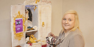 Μια βικτωριανή ντουλάπα φτιαγμένη εξ' ολοκλήρου από.... κέικ [εικόνα]