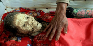 Ζωντανοί νεκροί κυκλοφορούν κάθε τρία χρόνια στην Ινδονησία [εικόνες]