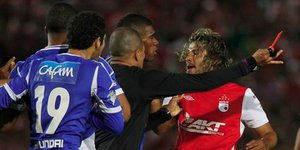 Αμυντικός ριξε αγκωνιά και κλώτσησε τον αντίπαλο στο κεφάλι [βίντεο]