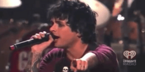 O τραγουδιστής των Green Day τρελάθηκε και βρίζει στη σκηνή [βίντεο]