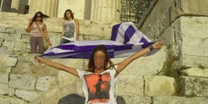 Απαγόρευσαν σε γυναίκα να φωτογραφηθεί με την ελληνική σημαία στην Ακρόπολη