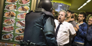 Η απίστευτη φωτογραφία από τις διαδηλώσεις στην Ισπανία που κάνει το γύρο του fa