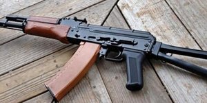 Ηλικιωμένος πήγε με καλάνικοφ σε Αστυνομικό Μέγαρο και άρχισε να πυροβολεί