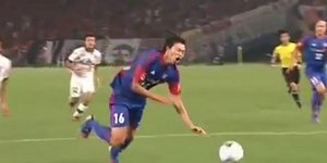 Θεατρίνος επιθετικός κέρδισε πέναλτι για γέλια [βίντεο]