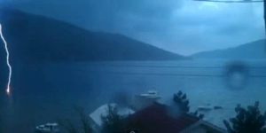 Δείτε τι συμβαίνει όταν ένας κεραυνός πέφτει στη θάλασσα [βίντεο]