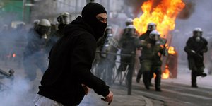 Αθανασόπουλος: Ιδιώνυμο αδίκημα η χρήση κουκούλας στις συγκεντρώσεις