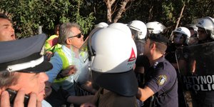 Επικεφαλής ΜΑΤ σε ένστολους: Εχω διαταγές