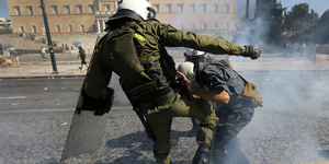 Τρεις τραυματίες στα επεισόδια στο Σύνταγμα – Δεκάδες προσαγωγές υπόπτων