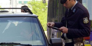 Πέντε ευρώ μπόνους σε αστυνομικό που θα εντοπίζει ΙΧ χωρίς τέλος κυκλοφορίας