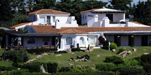 Δείτε το εσωτερικό της υπόγειας «φωλιάς των οργίων» του Μπερλουσκόνι [εικόνες]