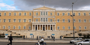 Υπερήλικος υπάλληλος στη Βουλή - Επιστημονικός Σύμβουλος ετών 87