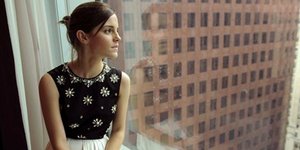 Η Εμμα Γουάτσον μας ξαναδείχνει το στήθος της [εικόνες]