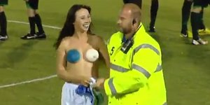 Γυμνόστηθη οπαδός εισέβαλε σε γήπεδο στην Ολλανδία [βίντεο]