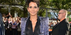 Το σιθρού πουκάμισο φανέρωσε το δαντελένιο σουτιέν της Χάλι Μπέρι [εικόνες]