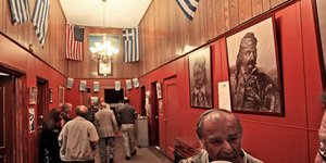 Έτσι έδιωξαν οι ομογενείς της Αστόρια τους Χρυσαυγίτες