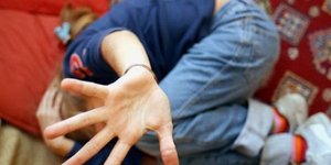 Εγγραφο σοκ στη Βουλή: Δίκη για βιασμό ανήλικης από τον πατέρα της αναβάλλεται ε