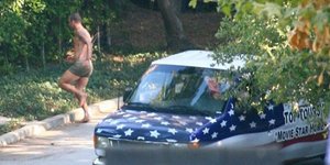 Ο Ντέιβιντ Μπέκαμ πήρε τους δρόμους ξυπόλητος
