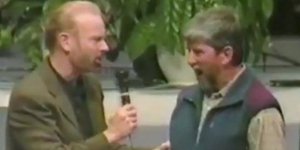 Πάστορας κάνει εξορκισμό σε... γκέι δαίμονα του σεξ! [βίντεο]