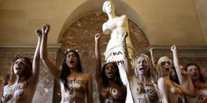 Φεμινίστριες πέταξαν τα σουτιέν τους μέσα στο Λούβρο