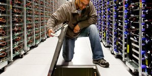 Η Google ανοίγει τις πόρτες των οκτώ γιγαντιαίων data centers της [εικόνες & βίν