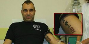 Το τατουάζ με τον ναζιστικό χαιρετισμό του βουλευτή της Χρυσής Αυγής [εικόνα]