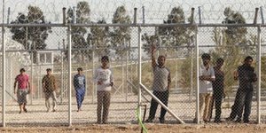 Ακροδεξιοί και κάτοικοι συγκρούστηκαν με τα ΜΑΤ στο Παρανέστι για τους μετανάστε