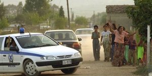 Σκούπα της αστυνομίας στο Ζεφύρι – Έρευνες για όπλα σε καταυλισμούς τσιγγάνων