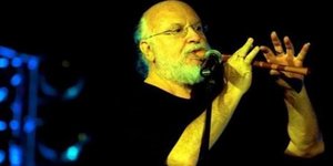 Ο Διονύσης Σαββόπουλος ερμηνεύει Μάνο Χατζιδάκι στο Ηρώδειο