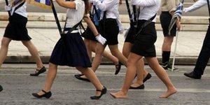 Σημαιοφόρος μαθήτρια έκανε παρέλαση ξυπόλητη