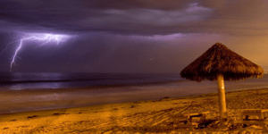 Έντονες καταιγίδες και πτώση της θερμοκρασίας σε όλη τη χώρα