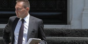 Στουρνάρας: Στη Βουλή οι 54.246 που έβγαλαν χρήματα έξω αν διαπιστωθούν παραβάσε