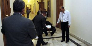 Το «ατύχημα» του Στουρνάρα στη Βουλή: Του έπεσε το... Μνημόνιο [εικόνες]