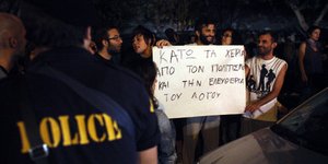 Ενταση έξω από το θέατρο Χυτήριο - Χρήση χημικών από τα ΜΑΤ [βίντεο]