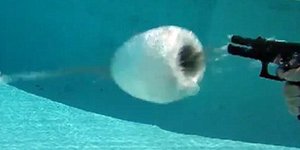 Δες πως μπορείς κι εσύ να κάνεις μια... τρύπα στο νερό [εικόνες+βίντεο]