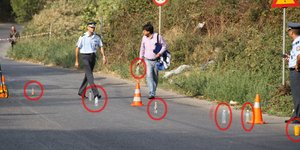Ντροπή - Η Τροχαία έβαζε σημάδια στο δρόμο με εμφιαλωμένα νερά και καφέδες [εικό