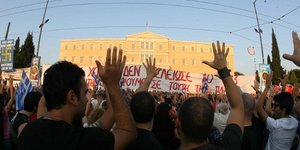 Δείτε LIVE τις συγκεντρώσεις στην Πλατεία Συντάγματος [βίντεο]