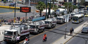 «Εμφύλιος» για τα... σκουπίδια στον Πειραιά