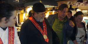 O αγιορείτης μοναχός Επιφάνιος μαγειρεύει στην κουζίνα του Tζέιμι Όλιβερ
