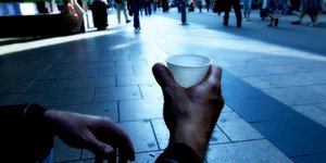 ΕΛΣΤΑΤ: Σε κίνδυνο φτώχειας το 21
