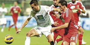 Υπέροχη ντρίμπλα επιθετικού κάτω από τα πόδια αμυντικού [βίντεο]