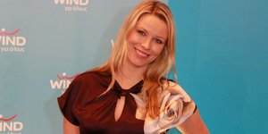 Η Κίρα Τσάπλιν στο περίπτερο της Wind στην έκθεση του 30ου Κλασικού Μαραθωνίου